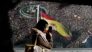 MADRID, 22/11/2023.- Una viandante toma una foto de una imagen de una manifestación contra la Ley de Amnistía celebrada en Madrid y que decora la fachada de la sede del Partido Popular en Madrid, este miércoles. EFE/ Mariscal