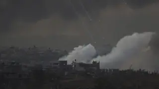 El humo se eleva tras un bombardeo israelí en la Franja de Gaza, visto desde el sur de Israel
