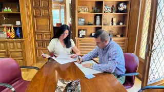 La alcaldesa, Lorena Orduna, con Antonio Laborda en el despacho de alcaldía el 20 de septiembre, cuando se empezaron a negociar las ordenanzas.