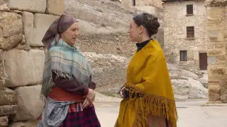 Dos mujeres visten alunas de las indumentarias que se mostrarán en la exposición.