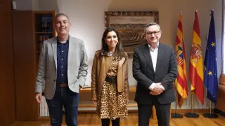 Miguel Ángel Alcaraz, procurador zaragozano del Movimiento J2, con la presidenta de las Cortes de Aragón, Marta Fernández y el abogado Joaquin Galindo. colectivo.