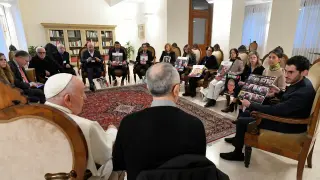 El Papa Francisco se reúne con familiares israelíes de rehenes secuestrados en medio del conflicto entre Israel y el grupo islamista palestino Hamás