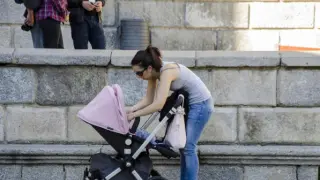 Una mujer con un bebé en un carrito
