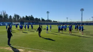 La plantilla del Real Zaragoza, a media mañana de este jueves, al inicio del entrenamiento tras casi una hora de vídeo y charla táctica de Julio Velázquez, el nuevo entrenador.
