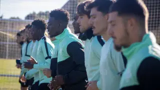 Los jugadores de la SD Huesca en fila durante el entrenamiento del jueves.