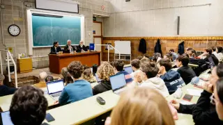 El presidente del Gobierno de Aragón, Jorge Azcón, este viernes durante una charla en la Facultad de Derecho.