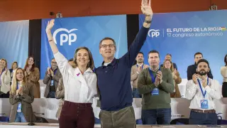 El presidente del PP, Alberto Núñez Feijóo (d), junto a la secretaria general del partido Cuca Gamarra (i) durante la clausura del 17 Congreso del PP de La Rioja
