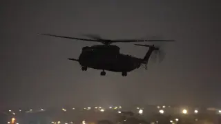 Kerem Shalom (Israel), 24/11/2023.-Un helicóptero del ejército israelí se dispone a aterrizar cerca del cruce de Kerem Shalom entre Gaza e Isarel, con el primer grupo de rehenes israelíes liberados, este viernes. Israel y Hamás acordaron un alto el fuego de cuatro días, mediado por Qatar, Estados Unidos y Egipto, que entró en vigor a las 05:00 de la madrugada del viernes 24 de noviembre. EFE/ Atef Safadi
