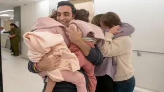 An Israeli family is reunited with released Israeli hostages shortly after their arrival in Israel on November 24, after being held hostage by the Palestinian militant group Hamas in the Gaza Strip, at an unknown location in Israel, in this handout picture released by the Israeli Prime Ministers Office on November 25, 2023. Israeli Prime Ministers Office/Handout via REUTERS. THIS IMAGE HAS BEEN SUPPLIED BY A THIRD PARTY. [[[REUTERS VOCENTO]]]
