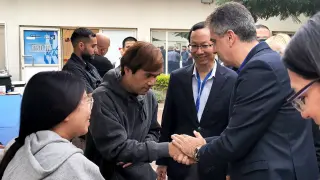 Un trabajador tailandés liberado por Hamás saluda al ministro de Asuntos Exteriores israelí Eli Cohen