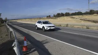 La colisión mortal ocurrida el sábado ocurrió en este punto de la Ronda Norte de Huesca, en la N-240. A la derecha se puede ver la calzada, aún de tierra, que servirá para desdoblar la nacional.