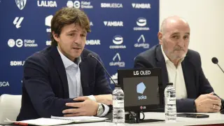 El consejero delegado de la SD Huesca Josete Ortas y el presidente del consejo, Fernando Callizo, durante su comparecencia de este lunes.