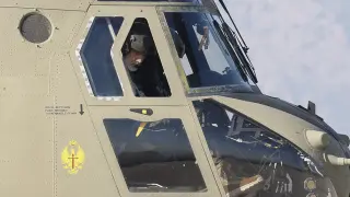 El rey se pone a los mandos de un Chinook en un vuelo táctico por la sierra de Guadarrama