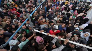Cientos de palestinos a la espera de recibir ayuda humanitaria