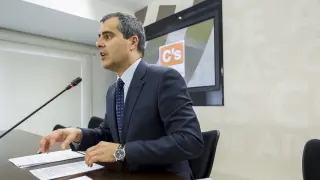 El exdiputado autonómico de Ciudadanos Javier Martínez, en una rueda de prensa en las Cortes de Aragón.