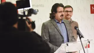 José Luis Rubió y Fermín Civiac (en segundo plano) durante la rueda de prensa de este martes en Huesca.
