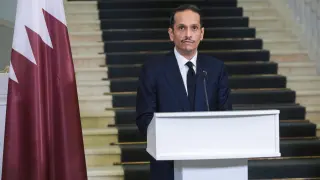 El primer ministro y ministro de Exteriores de Qatar, Mohamed bin Abdulrahman al Zani, compadeciendo ante los medios de comunicación.