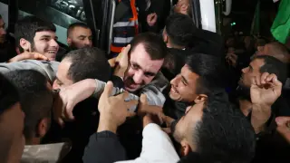 Prisioneros palestinos llegan de la prisión tras su liberación.