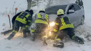 Los bomberos rescatando un coche atrapado por el temporal en Odesa.