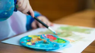 Foto de archivo de un niño pintando