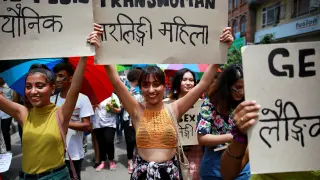 Los participantes sostienen pancartas mientras participan en un desfile del Orgullo Gay en Nepal