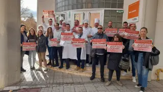 Protesta convocada por UGT delante de la Escuela de Hostelería de Huesca.