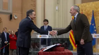 El nuevo presidente del Consejo Consultivo de Aragón, Xavier de Pedro, estrecha la mano del presidente autonómico, Jorge Azcón, tras jurar su cargo, este miércoles en la Sala de la Corona del Pignatelli.