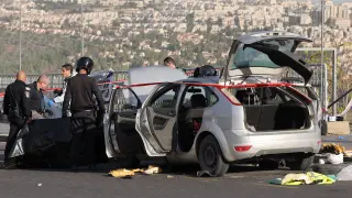 Los servicios de seguridad en la zona donde ocurrieron los disparos en Jerusalén.
