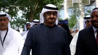 El presidente de los Emiratos Árabes, Sheikh Mohamed bin Zayed Al Nahyan, llegando a la COP28 en Dubái.