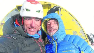 Santi Padrós y Dani Ascaso, en el vivac de la cumbre del Piz Badile.