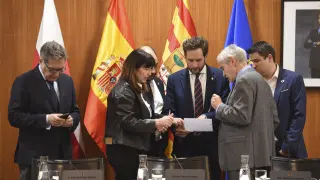 Reunión previa al inicio del pleno de la Diputación de Huesca entre los responsables del PP y PSOE y los técnicos de la institución.