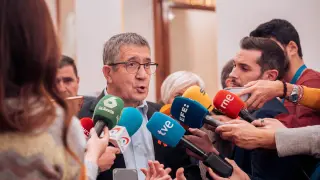 El portavoz del PSOE en el Congreso, Patxi López, atiende a los medios de comunicación