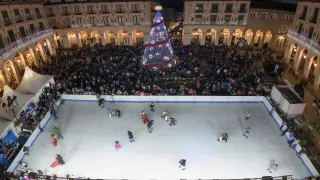 La pista de hielo y el gran árbol de Navidad, que se ha encendido este viernes, están en la plaza de Navarra.