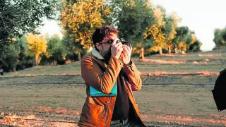 Un periodista europeo inmortaliza con su cámara un olivar bajoaragonés.