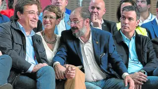 Fernández Vara, Chivite y Lambán conversan en Zaragoza ante la mirada de Sánchez.