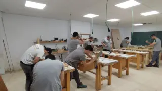 Un grupo de jóvenes se forma en mantenimiento de edificios en un aula de la ciudad de Alcañiz.