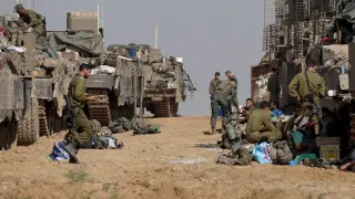 Soldados israelíes, este domingo en la frontera con Gaza.
