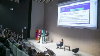 ¿Detendrías la IA? El público de las jornadas D+i votó en la sesión dedicada a la inteligencia artificial.