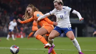 La jugadora inglesa Lauren Hemp (derecha) pugna por un balón con la holandesa Lieke Martens en un partido de la Liga Europa
