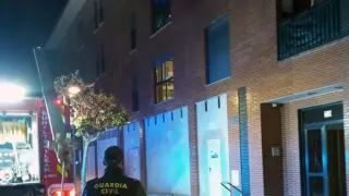 La madre y los pequeños resultaron ilesos tras saltar desde la ventana de su vivienda para escapar del fuego.