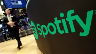 Un puesto comercial luce el logotipo de Spotify en el piso de la Bolsa de Valores de Nueva York