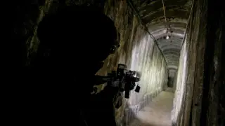 Un soldado israelí asegura un túnel debajo del hospital Al Shifa en la ciudad de Gaza, en medio de la operación terrestre en curso del ejército israelí contra el grupo islamista palestino Hamas, en el norte de la Franja de Gaza