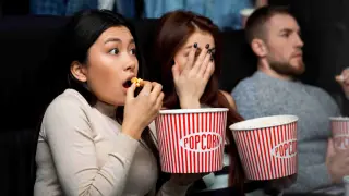 Comer palomitas en el cine es una práctica habitual .
