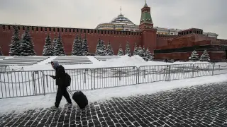 Moscow (Russian Federation), 06/12/2023.- A man walks past the Kremlin on the Red Square in Moscow, Russia, 06 De?ember 2023. Temperatures in the Moscow region dropped to minus 16 degrees Celsius. (Rusia, Moscú) EFE/EPA/YURI KOCHETKOV