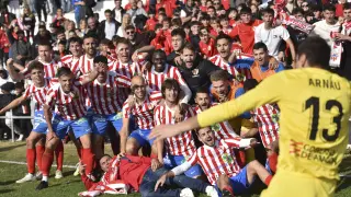 Los jugadores del Barbastro celebran su victoria sobre el Almería.