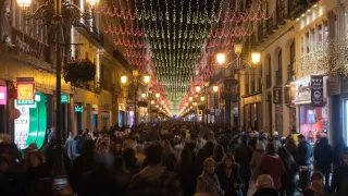 Una abarrotada calle de Alfonso, este miércoles en Zaragoza.
