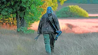 Un cazador se dirige a un puesto en una batida de caza mayor