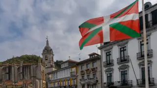 El centro de Lekeitio con edificios históricos y la bandera del País Vasco