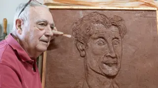 Javier Sauras, en su taller con la obra realizada en barro.