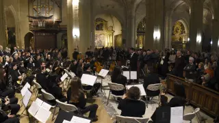 José Vicente Pardo, profesor de orquesta y coro del conservatorio, ha dirigido una orquesta formada por músicos de Huesca unidos para la ocasión.